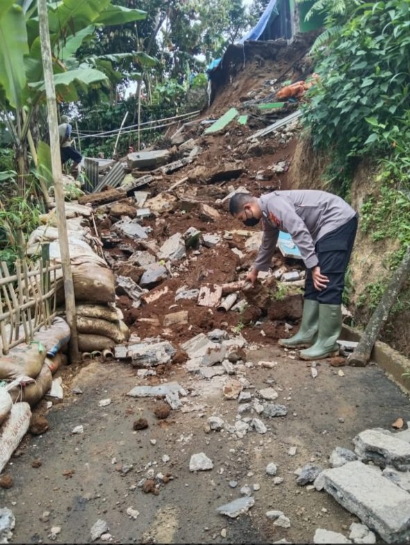 Aneh | Peduli Budaya Literasi | Tanah Longsor, Rumah Warga di Cigombong Ambruk