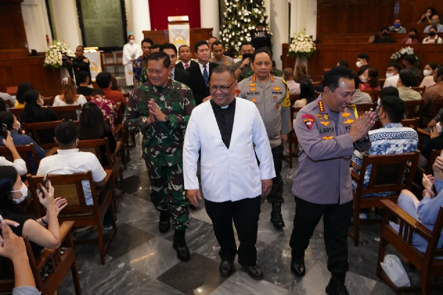 Kapolri dan Panglima TNI Tinjau Pengamanan dan Misa Natal 2022 3