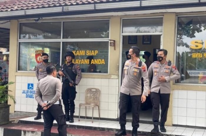 Bom | Polres Bogor Laksanakan Kegiatan | Bom Bunuh Diri di Polsek Astana Anyar, Polres Semarang Tingkatkan Penjagaan Mako