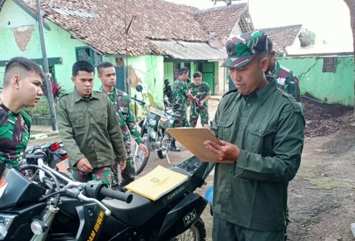 Ojol Antar Sandal Jepit | Ojol Antar Sandal Jepit | Paldam III/Slw Buka Posko Bengkel Relawan Gempa Bumi di Cianjur