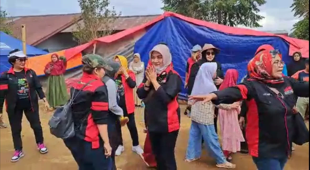 Kunjungi Tenda Pengungsi Kunjungi Tenda Pengungsi