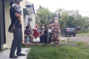 Merasa Dibohongi, Puluhan Konsumen Perumahan GBR Gelar Aksi Demo Merasa Dibohongi, Puluhan Konsumen Perumahan GBR Gelar Aksi Demo