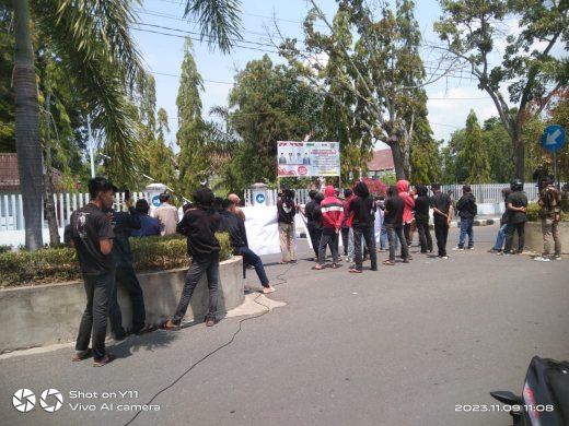 Aksi Demo Mahasiswa dan Pemuda | Aksi Demo Mahasiswa dan Pemuda | Aksi Demo Mahasiswa dan Pemuda Anti Korupsi Poleweli Mandar