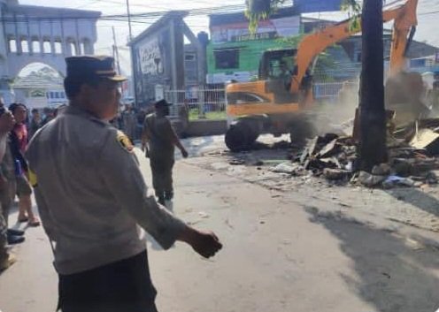 penertiban bangunan liar | Penertiban Bangunan Liar di Ciawi Bogor Berakhir Ricuh