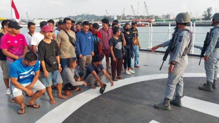 Bakamla RI Berhasil Tangkap | Bakamla RI Berhasil Tangkap | Bakamla RI Gagalkan Penyelundupan TKI Ilegal ke Malaysia