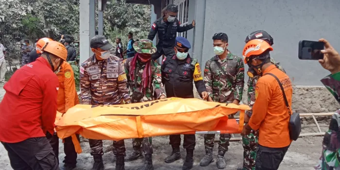 satgas | satgas | TNI Evakuasi Korban Erupsi Gunung Lewotobi Laki-Laki Flores Timur