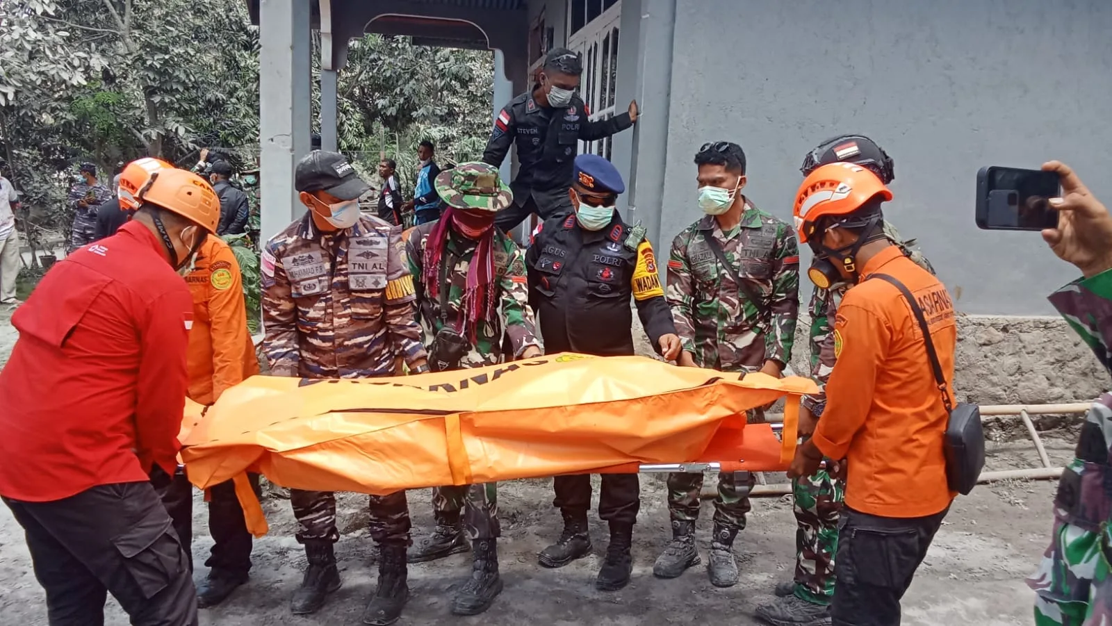 satgas | satgas | TNI Evakuasi Korban Erupsi Gunung Lewotobi Laki-Laki Flores Timur