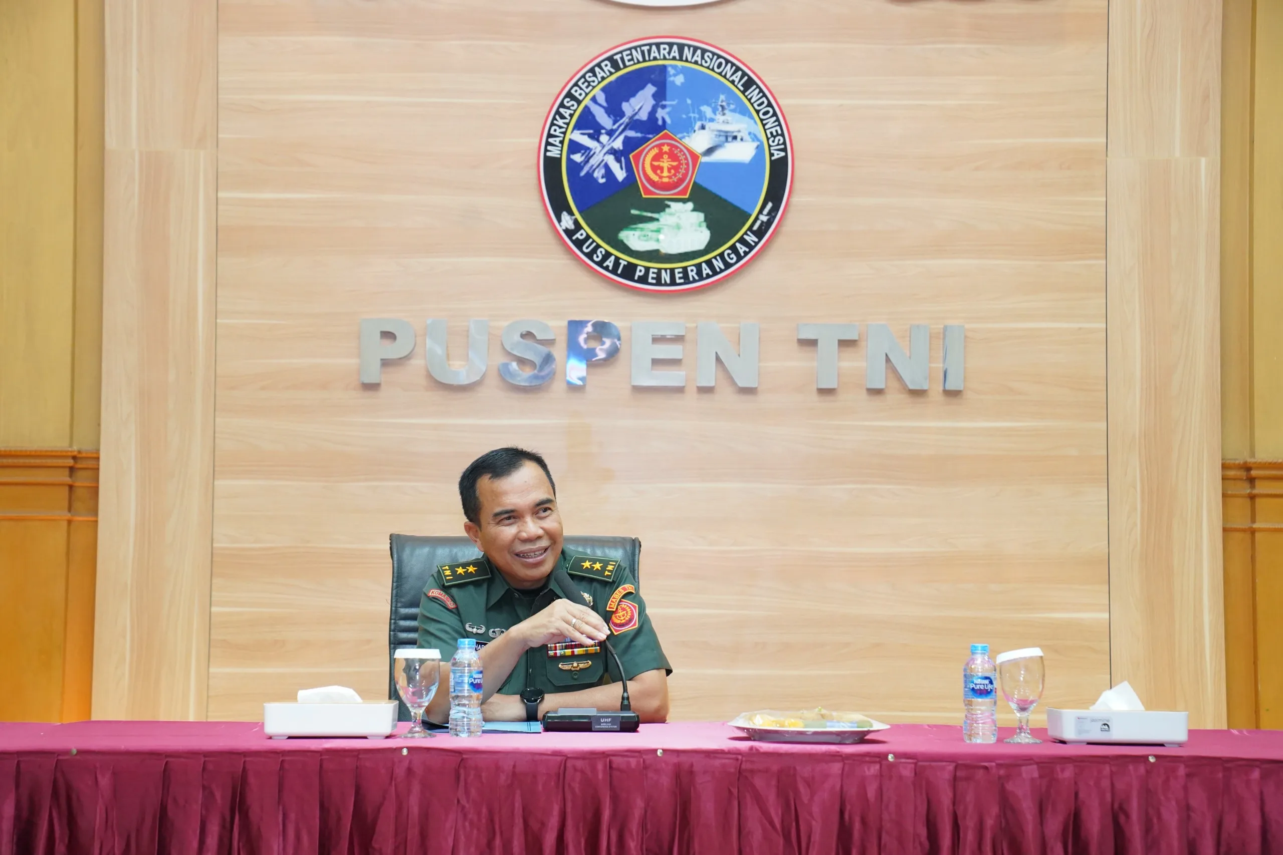 kapuspen tni | Klarifikasi Kapuspen TNI Terkait Foto Pamen TNI Bersama Ivan Sugianto