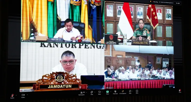 pengucapan sumpah | Berita Utama | Presiden RI Rapat Virtual Bahas Pengendalian Inflasi dan Kebijakan Upah Minimum Tahun 2025